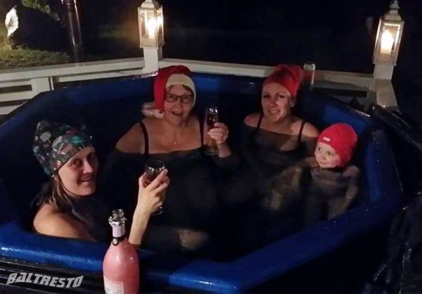 Pic Family-time-in-the-wood-fired-hot-tub
