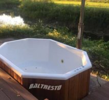 pic Clean-Fiberglass-Hot-Tub-2