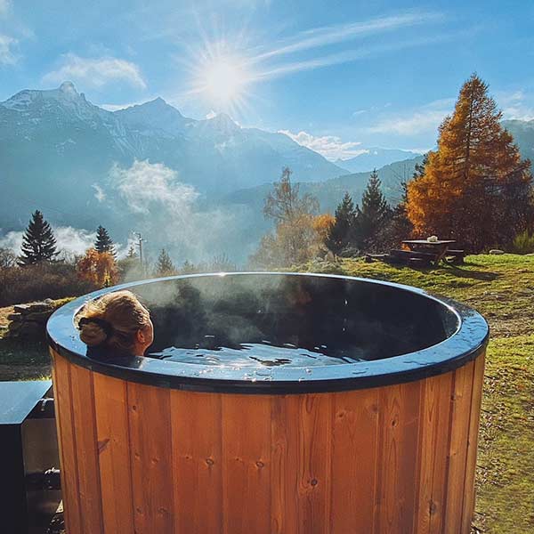 Small Wood Fired Hot Tub Round Model, Wooden Soaking Tub Outdoor