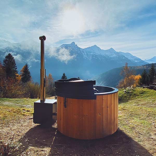 pic 3 wood-fired hot tub for 4 pers.