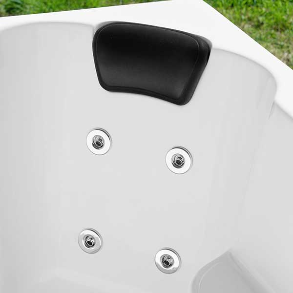 pic 6 hot tub with jets quattro