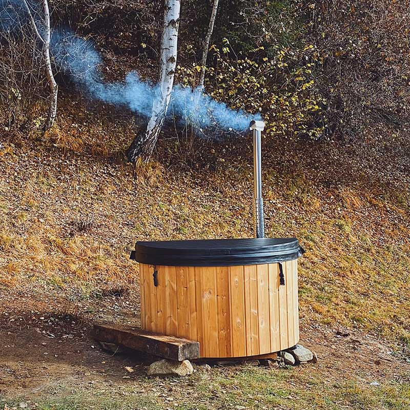 photo 2 for 4 persons wood-fired hot tub with an outside heater